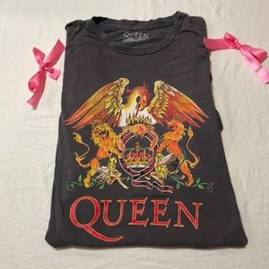 Vintage Queens t- shirt.